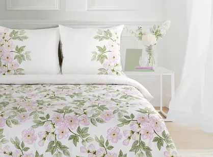 Pościel satynowa 160x200 NIKA 44 biała z różowym wzorem kwiatów i listków z kolekcji Nova Print