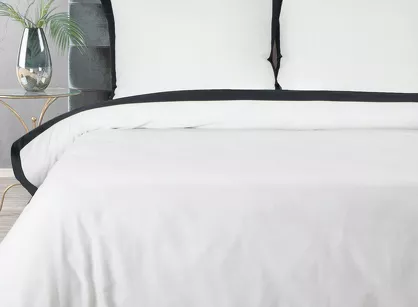 Pościel satyna bawełniana 220x200 LAURA biała zdobiona ozdobną czarną kantą z kolekcji Nova Style