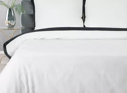 Pościel satyna bawełniana 220x200 LAURA biała zdobiona ozdobną czarną kantą z kolekcji Nova Style