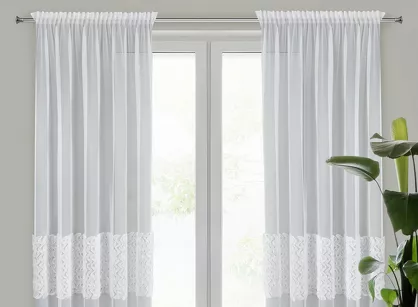 Firana na taśmie 140x270 LORIS biała z etaminy zdobiona aplikacją