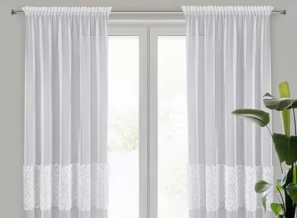 Firana na taśmie 140x270 LORIS biała z etaminy zdobiona aplikacją