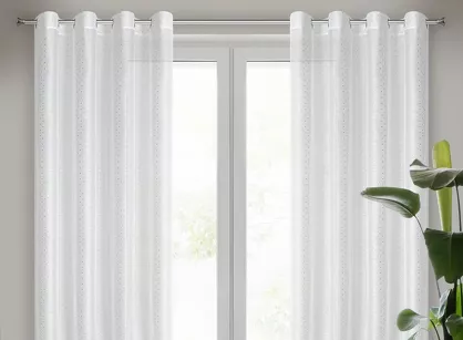 Firana na przelotkach 140x250 SIBEL biała ze srebrnym nadrukiem drobnych rombów