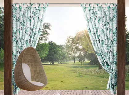 Zasłona na taras 155x260 GARDEN 2 na szelkach zapinanymi na rzepy biała z zielonym wzorem kwiatowym wodoodporna