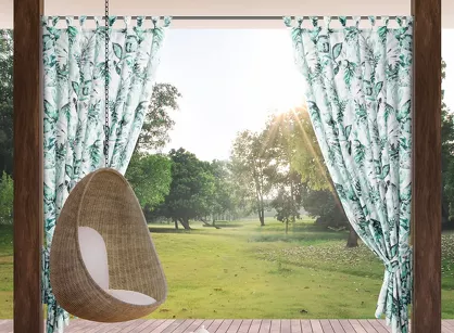 Zasłona na taras 155x260 GARDEN 2 na szelkach zapinanymi na rzepy biała z zielonym wzorem kwiatowym wodoodporna