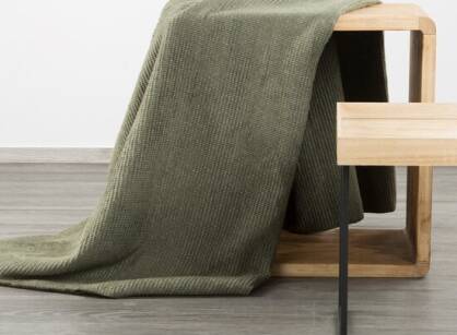 Koc na fotel bawełniany 70x160 AMBER oliwkowy o strukturze wafla Design 91