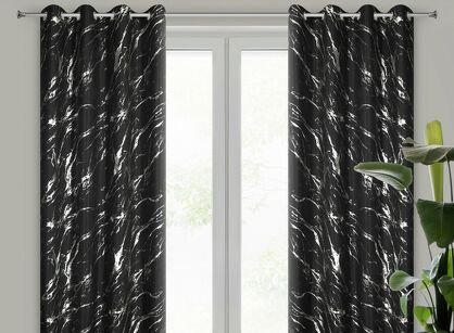 Zasłona na przelotkach 140x250 LANI czarna z mikrofibry z błyszczącym srebrnym nadrukiem marmurku