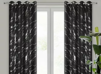 Zasłona gotowa na przelotkach 140x250 LANI czarna z mikrofibry z błyszczącym srebrnym nadrukiem marmurku