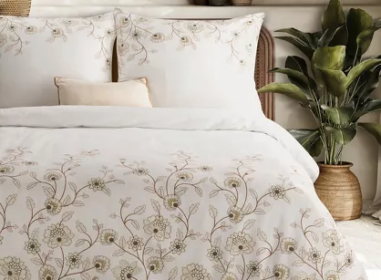 Pościel satynowa 140x200 SPRING 44 biała w jasnobrązowy wzór delikatnych kwiatków