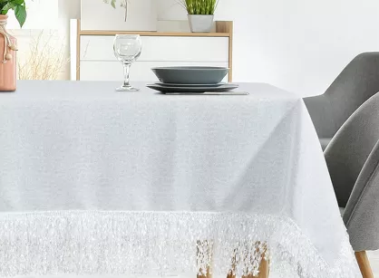 Obrus 140x220 JASPER biały wykończony wyrazistymi frędzlami z kolekcji Premium