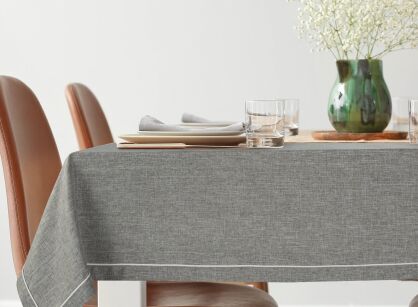 Obrus 140x220 MEGI popielaty zdobiony białą lamówką
