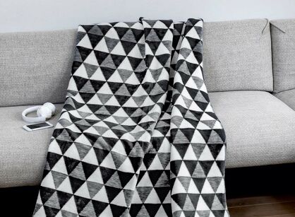 Koc bawełniany 150x200 1705-2 biały stalowy w trójkąty wykończony szydełkiem