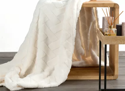 Koc 200x220 CARO kremowy puszysty typu flano z wytłaczanym wzorem Design 91