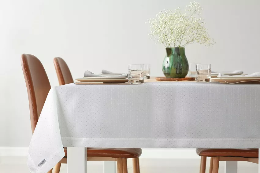 Obrus elegancki 140x240 ELLEN biały w drobne kropeczki z ozdobną listwą połyskujący srebrną nicią