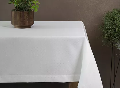 Obrus elegancki 140x240 ELLEN biały w drobne kropeczki z ozdobną listwą połyskujący srebrną nicią