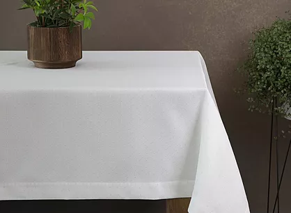 Obrus elegancki 140x240 ELLEN biały w drobne kropeczki z ozdobną listwą połyskujący srebrną nicią