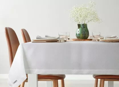 Obrus elegancki 140x240 ELLEN biały w drobne kropeczki z ozdobną listwą połyskujący srebrną nicią