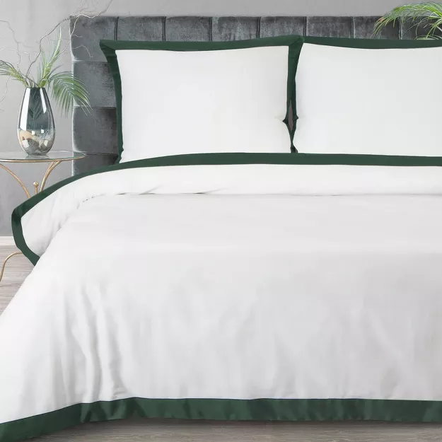 Pościel bawełniana 220x200 LAURA biała zdobiona ozdobną ciemno zieloną kantą z kolekcji Nova Style