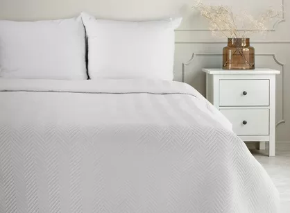 Narzuta jednokolorowa 220x240 LEN 3 biała pikowana w gęstą jodełkę imitująca len