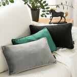 Poszewka welwetowa z wypełnieniem 30x50 MELIA 2 jednokolorowa ciemna zieleń obszyta kontrastową lamówką - 4