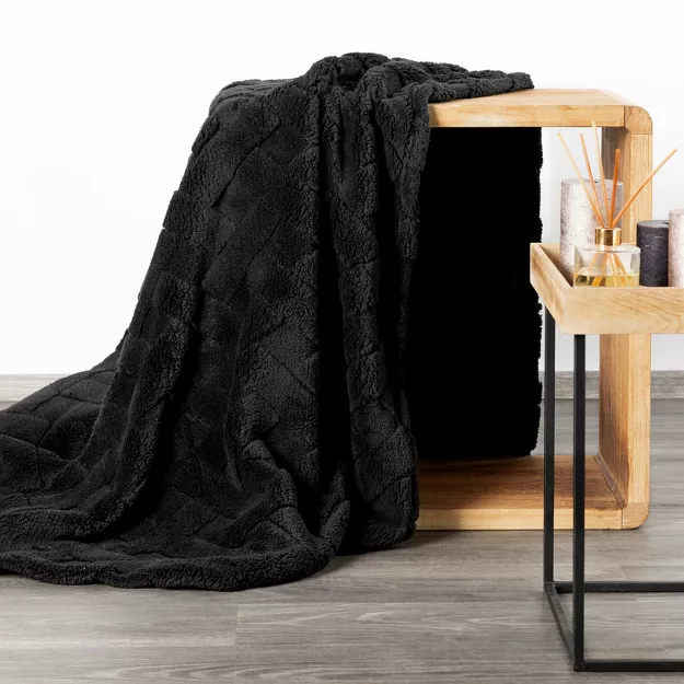 Koc na fotel 70x160 CARO czarny puszysty typu flano z wytłaczanym wzorem Design 91