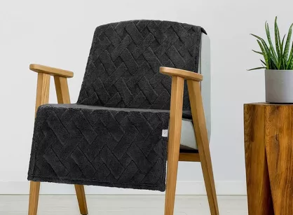 Koc na fotel 70x160 CARO czarny puszysty typu flano z wytłaczanym wzorem Design 91