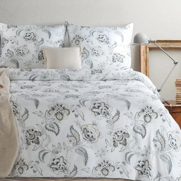 Pościel satynowa 140x200 SPRING 83 biała jasny niebieski z wzorem roślinnym z kolekcji Classic