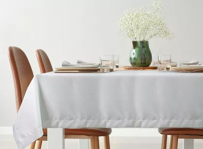 Obrus 145x350 JOWITA biały zdobiony kantą i srebrna nicią