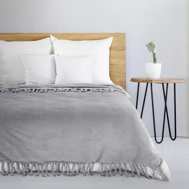 Koc 150x200 EMMA srebrny z wytłaczanym falującym wzorem z frędzlami