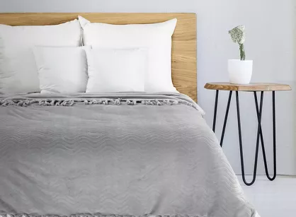 Koc 150x200 EMMA srebrny z wytłaczanym falującym wzorem z frędzlami