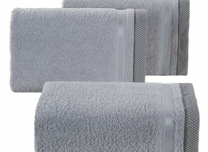 Ręcznik 100x150 ABBIE srebrny  z żakardową błyszczącą bordiurą w pasy z delikatną krateczką 500 g/m2