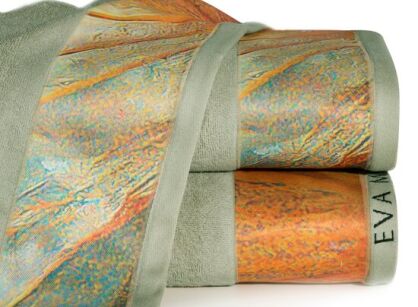 Ręcznik 70x140 STELLA Eva Minge oliwkowy zdobiony bordiurą z abstrakcyjnym pomarańczowym nadrukiem