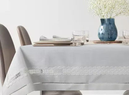 Obrus elegancki 145x260 VANESA złamana biel zdobiony ażurową koronką Diva Line