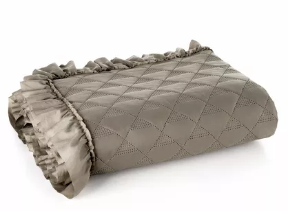 Narzuta jednokolorowa 170x210 VANESA ciemny beż obszyta marszczoną falbaną