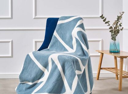 Koc bawełniany 150x200 2136-3 biały niebieski fale wykończony szydełkiem