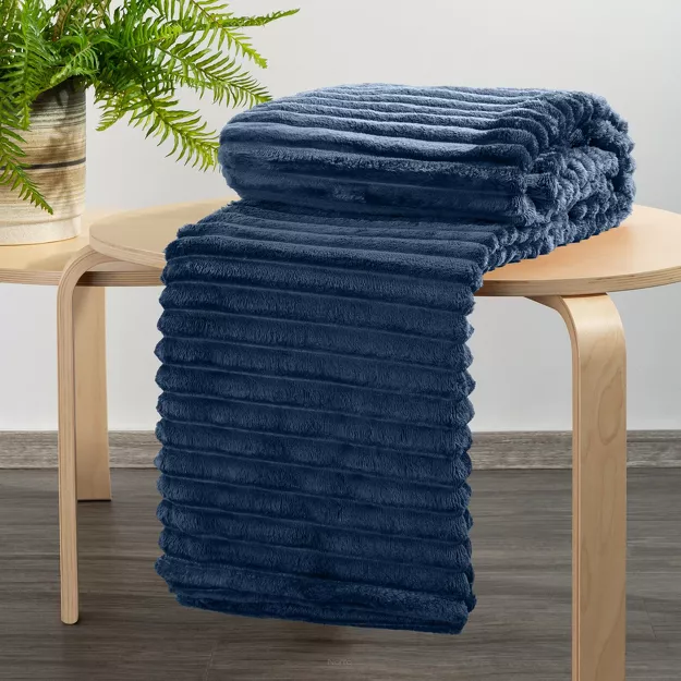 Koc 170x210 SOFT granatowy puszysty typu flano z wytłaczanym wzorem Design 91