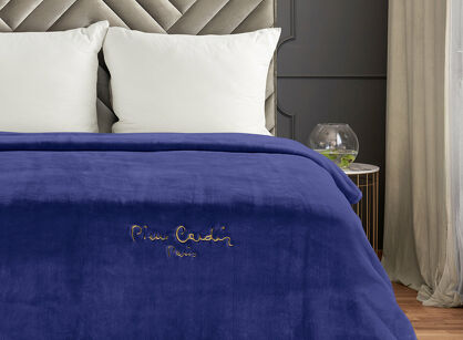 Koc akrylowy 220x240 CLARA 1 Pierre Cardin granatowy jednokolorowy z wyhaftowanym logo