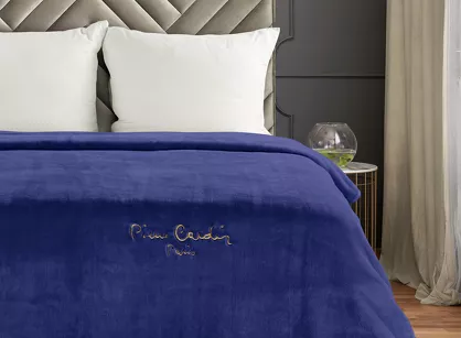 Koc akrylowy 220x240 CLARA 1 Pierre Cardin granatowy jednokolorowy z wyhaftowanym logo