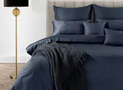 Pościel z makosatyny 160x200 ELEGANT 1F Eva Minge ciemny granat z ozdobną kantą i haftem