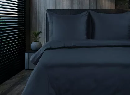 Pościel z makosatyny 160x200 ELEGANT 1F Eva Minge ciemny granat z ozdobną kantą i haftem