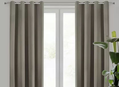 Zasłona na przelotkach 135x250 LOGAN zaciemniająca cappuccino jednokolorowa z półmatowej tkaniny