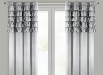 Zasłona na przelotkach 140x250 AURA welwetowa srebrna jednokolorowa zdobiona w górnej części falbanami