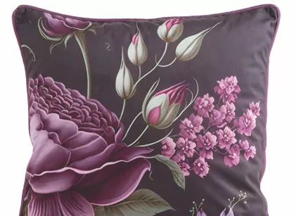 Poszewka welwetowa 45x45 VELVET 120 fioletowa z designerskim wzorem kwiatów obszyta lamówką