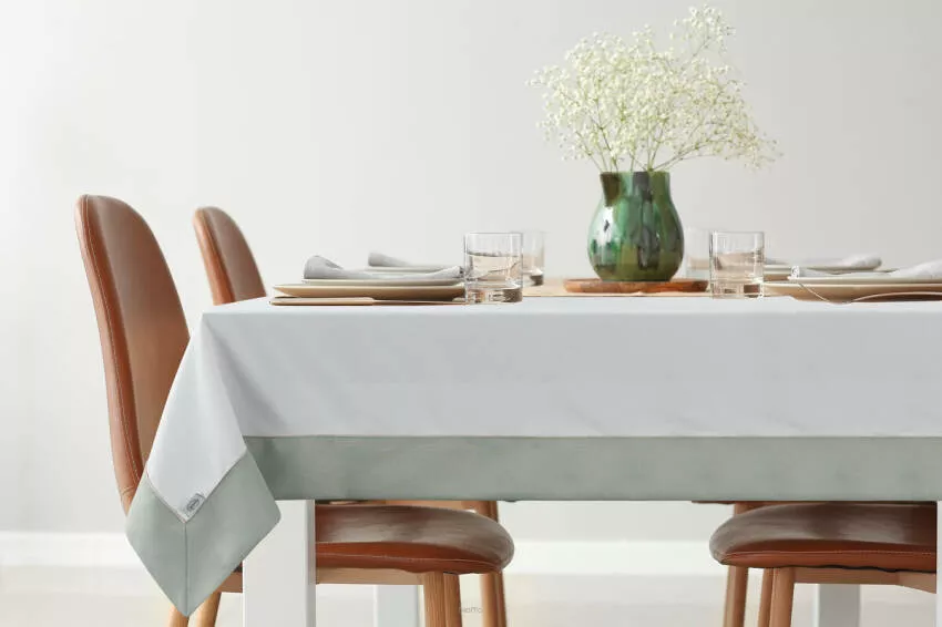 Obrus elegancki 145x300 SYLVIA naturalny oliwkowy zdobiony beżową lamówką