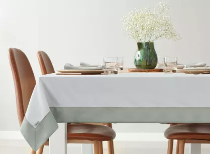 Obrus elegancki 145x300 SYLVIA naturalny oliwkowy zdobiony beżową lamówką