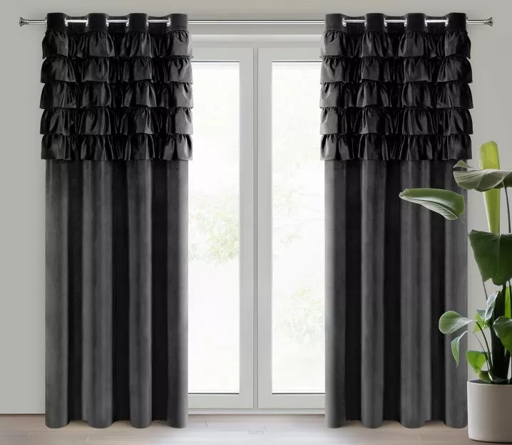 Zasłona na przelotkach 140x250 AURA welwetowa czarna jednokolorowa zdobiona w górnej części falbanami