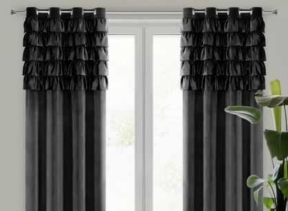 Zasłona na przelotkach 140x250 AURA welwetowa czarna jednokolorowa zdobiona w górnej części falbanami