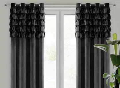 Zasłona na przelotkach 140x250 AURA welwetowa czarna jednokolorowa zdobiona w górnej części falbanami