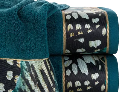 Ręcznik 30x50 EVA 15 Eva Minge ciemny turkus zdobiony bordiurą z designerskim wzorem w motyle z kolekcji Premium