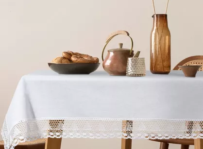 Obrus 140x220 NATALY biały zdobiony koronką