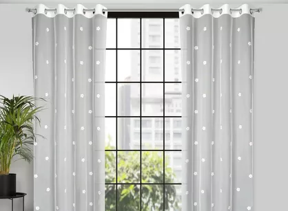 Firana na przelotkach 140x250 ELSA biała zdobiona dziecięcym różowym haftem